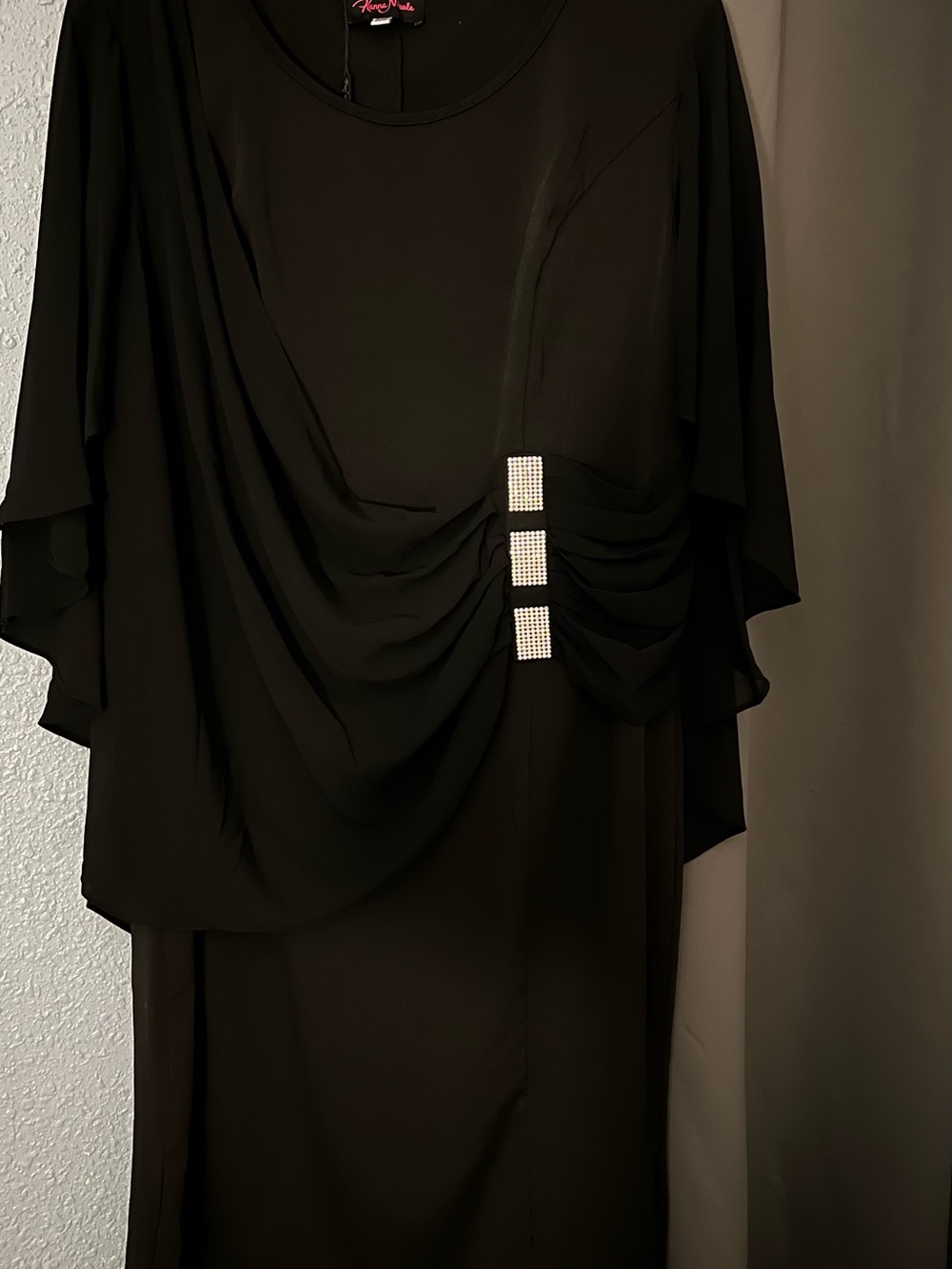 Elegant Black Long Sleeve Draped Evening Dress with Rhinestone Accent